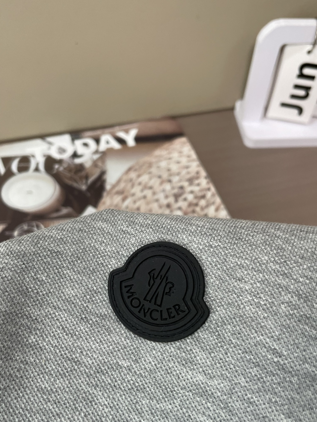 Moncler后背竖标Polo衫｜胸前黑色圆形徽章，后背竖向雪山大logo，前后呼应层次感拉满精选透气珠