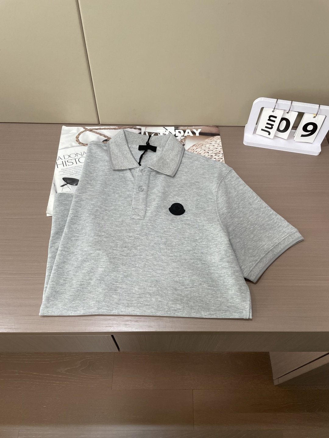 Moncler后背竖标Polo衫｜胸前黑色圆形徽章，后背竖向雪山大logo，前后呼应层次感拉满精选透气珠