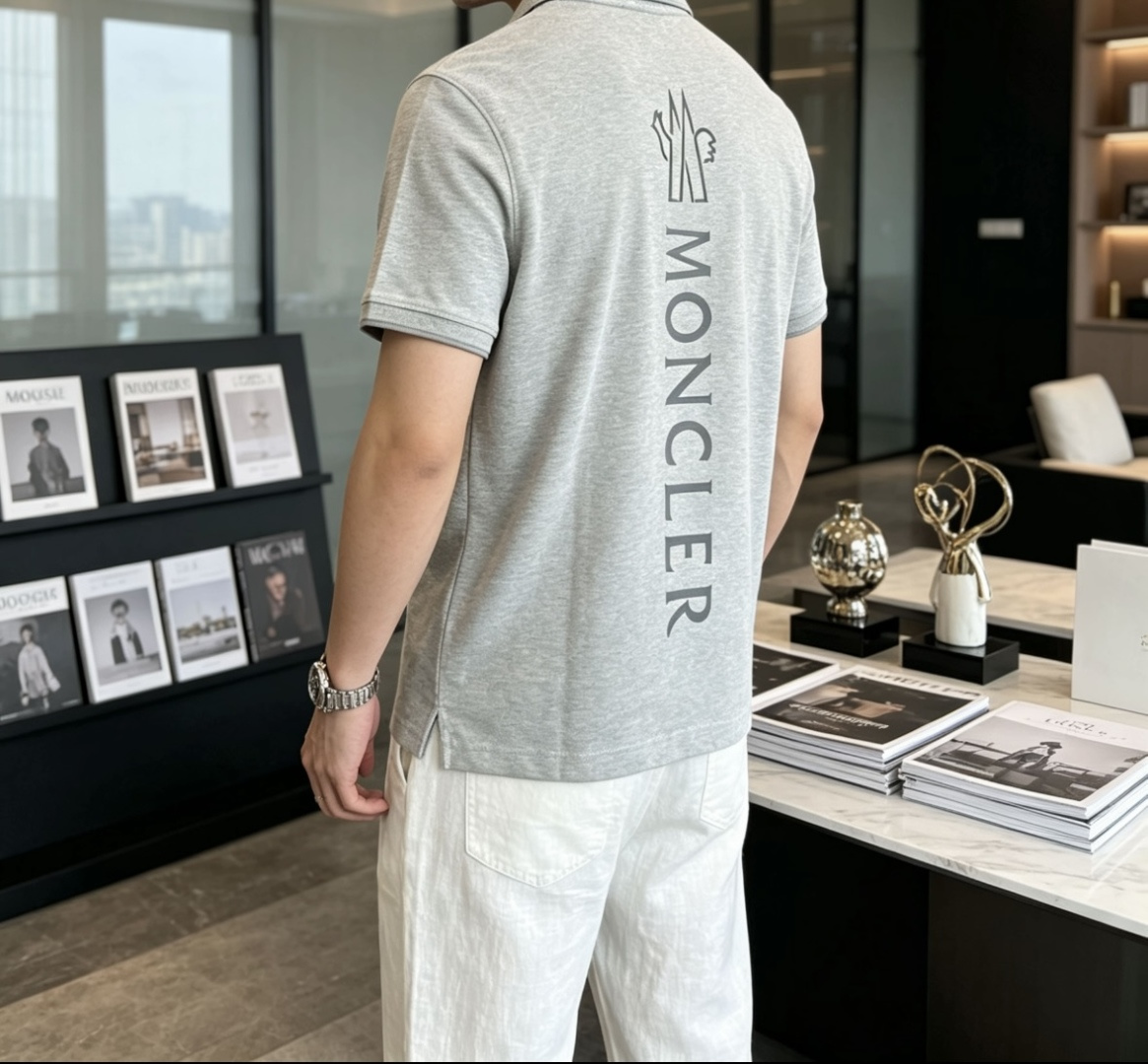 Moncler后背竖标Polo衫｜胸前黑色圆形徽章，后背竖向雪山大logo，前后呼应层次感拉满精选透气珠