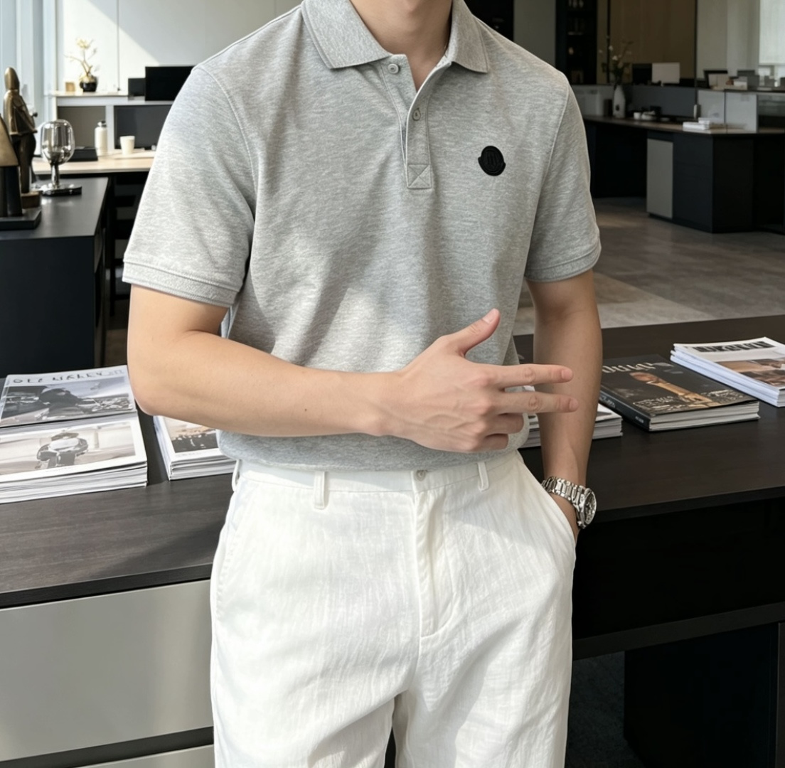 Moncler后背竖标Polo衫｜胸前黑色圆形徽章，后背竖向雪山大logo，前后呼应层次感拉满精选透气珠