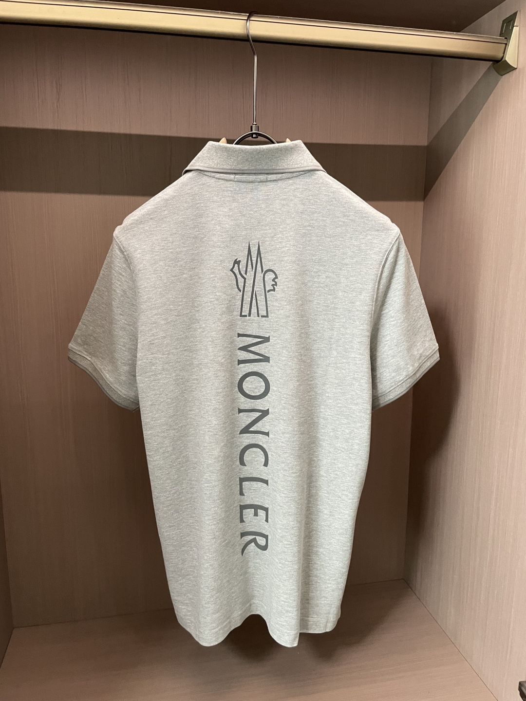 Moncler后背竖标Polo衫｜胸前黑色圆形徽章，后背竖向雪山大logo，前后呼应层次感拉满精选透气珠