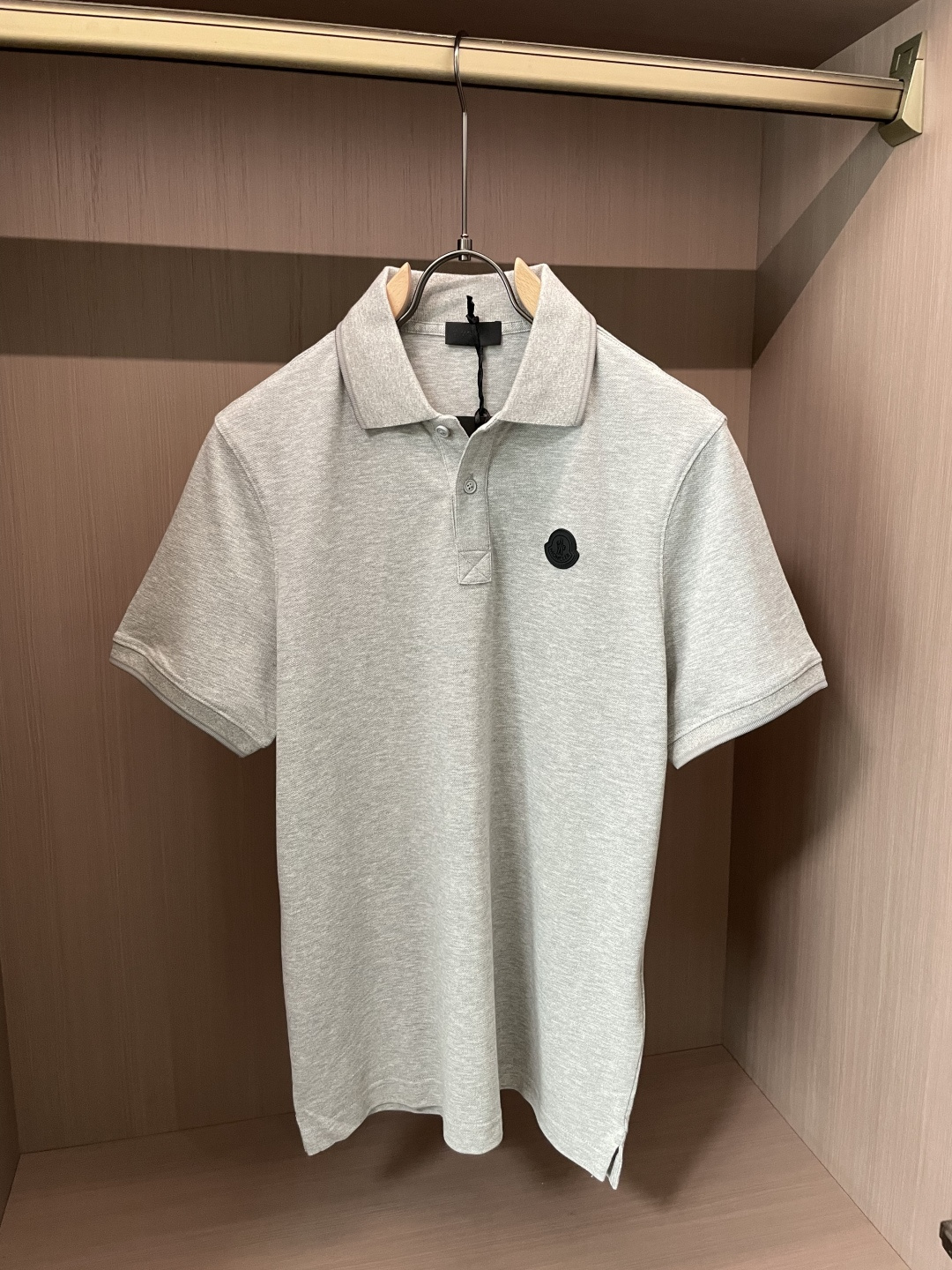 Moncler后背竖标Polo衫｜胸前黑色圆形徽章，后背竖向雪山大logo，前后呼应层次感拉满精选透气珠