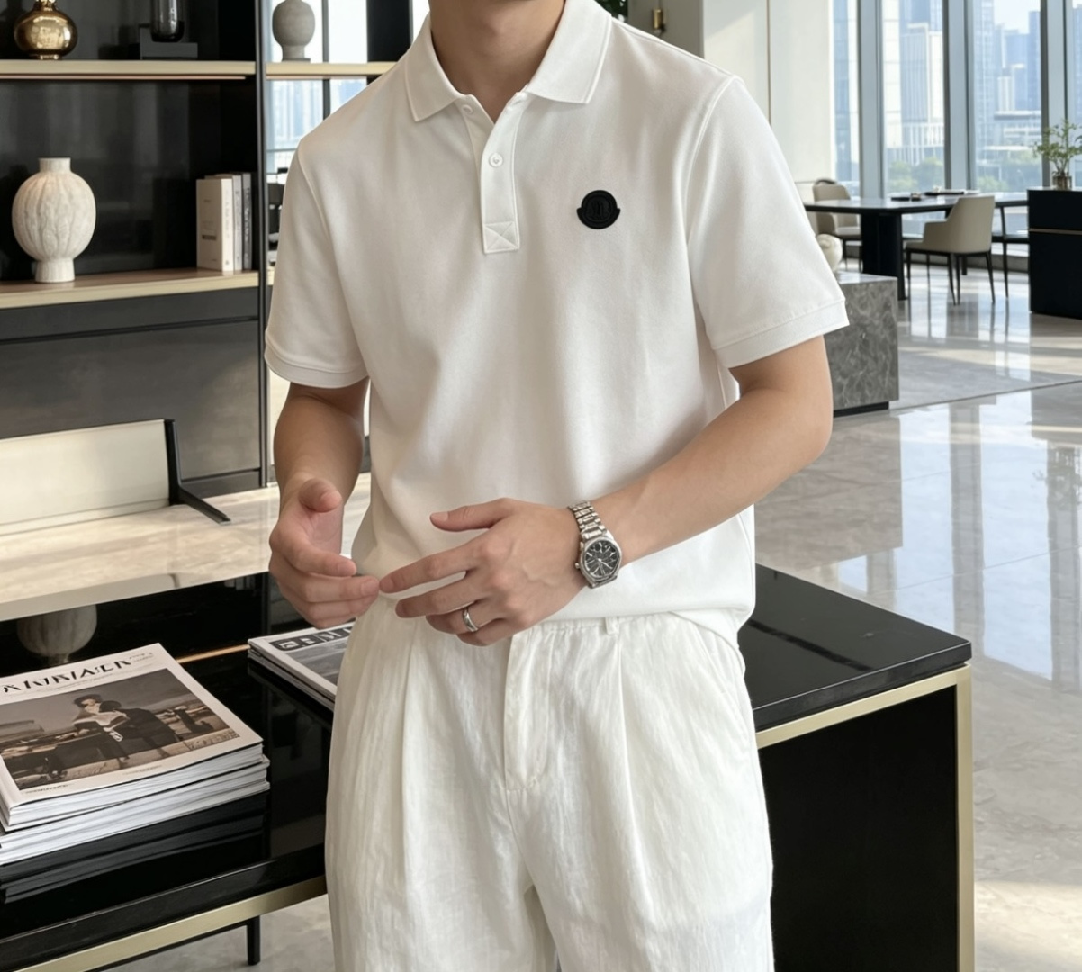 Moncler后背竖标Polo衫｜胸前黑色圆形徽章，后背竖向雪山大logo，前后呼应层次感拉满精选透气珠