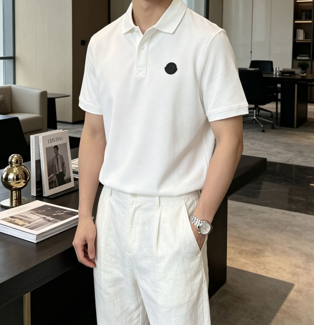 Moncler后背竖标Polo衫｜胸前黑色圆形徽章，后背竖向雪山大logo，前后呼应层次感拉满精选透气珠