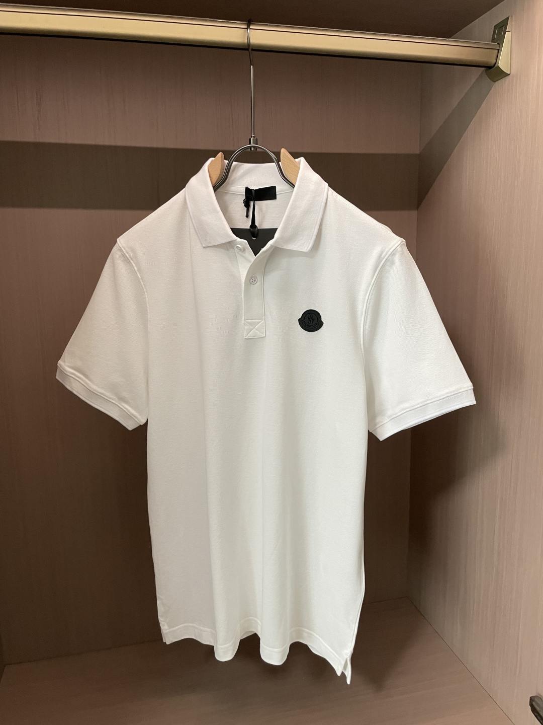 Moncler后背竖标Polo衫｜胸前黑色圆形徽章，后背竖向雪山大logo，前后呼应层次感拉满精选透气珠