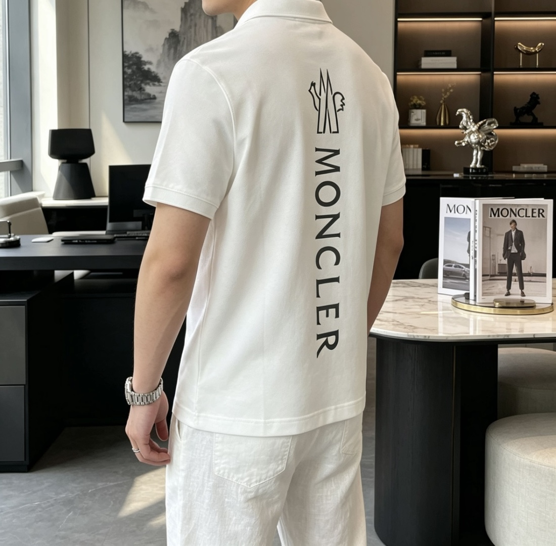 Moncler后背竖标Polo衫｜胸前黑色圆形徽章，后背竖向雪山大logo，前后呼应层次感拉满精选透气珠