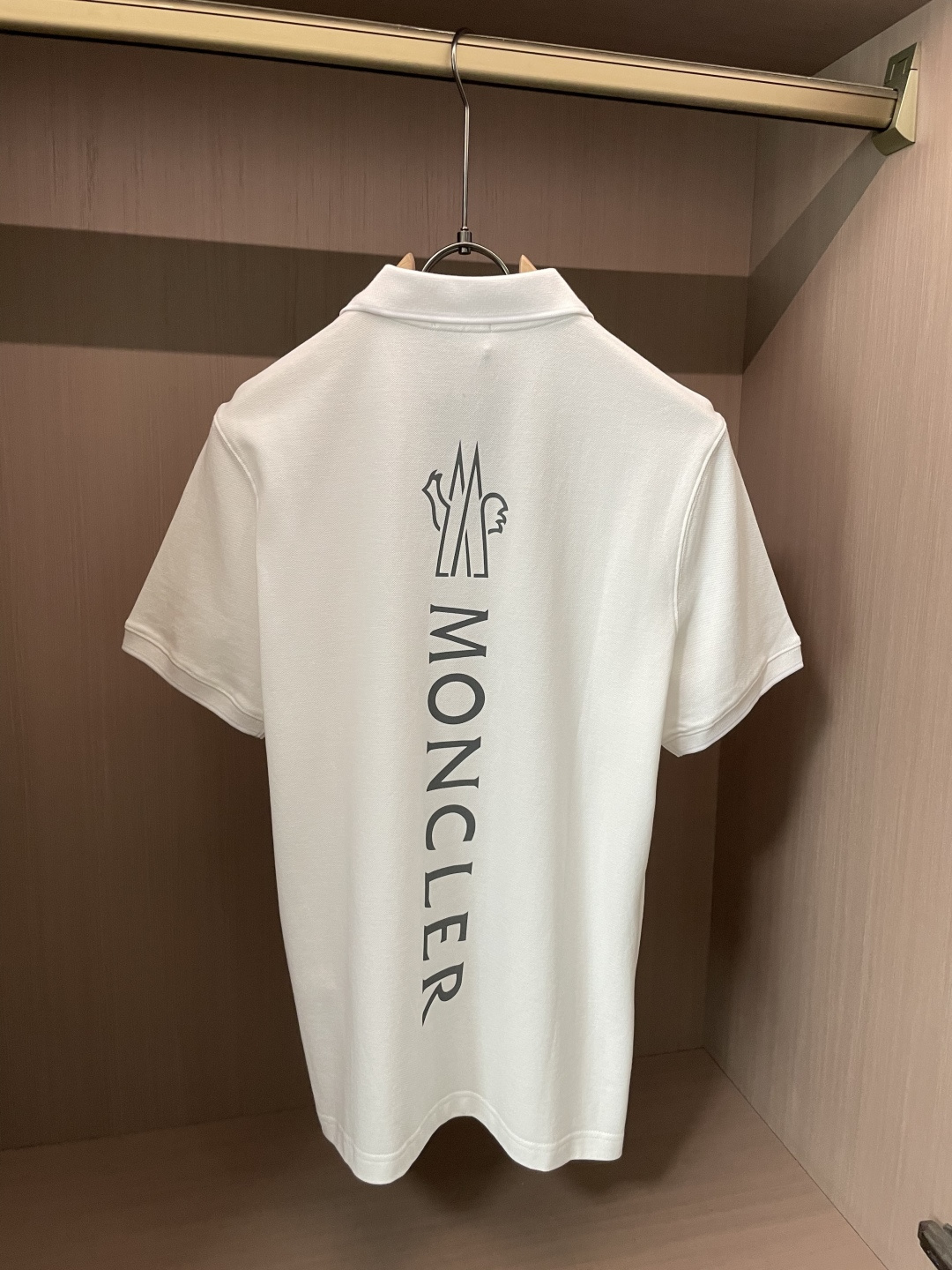 Moncler后背竖标Polo衫｜胸前黑色圆形徽章，后背竖向雪山大logo，前后呼应层次感拉满精选透气珠