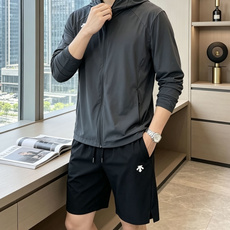 迪桑特男士轻量防晒连帽外套|运动通勤双在线机能防晒衣专为春夏出行打造的多功能防晒外套,将专业运动面料与简 迪桑特男士轻量防晒连帽外套|运动通勤双在线机能防晒衣专为春夏出行打造的多功能防晒外套,将专业运动面料与简