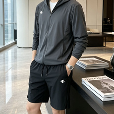 迪桑特男士轻量防晒连帽外套|运动通勤双在线机能防晒衣专为春夏出行打造的多功能防晒外套,将专业运动面料与简 迪桑特男士轻量防晒连帽外套|运动通勤双在线机能防晒衣专为春夏出行打造的多功能防晒外套,将专业运动面料与简