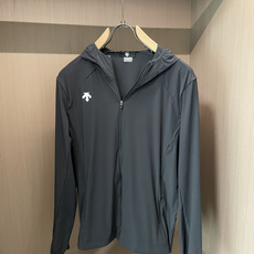 迪桑特男士轻量防晒连帽外套|运动通勤双在线机能防晒衣专为春夏出行打造的多功能防晒外套,将专业运动面料与简 迪桑特男士轻量防晒连帽外套|运动通勤双在线机能防晒衣专为春夏出行打造的多功能防晒外套,将专业运动面料与简