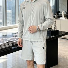 迪桑特男士轻量防晒连帽外套|运动通勤双在线机能防晒衣专为春夏出行打造的多功能防晒外套,将专业运动面料与简 迪桑特男士轻量防晒连帽外套|运动通勤双在线机能防晒衣专为春夏出行打造的多功能防晒外套,将专业运动面料与简