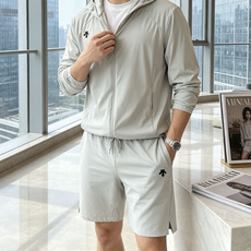 迪桑特男士轻量防晒连帽外套|运动通勤双在线机能防晒衣专为春夏出行打造的多功能防晒外套,将专业运动面料与简 迪桑特男士轻量防晒连帽外套|运动通勤双在线机能防晒衣专为春夏出行打造的多功能防晒外套,将专业运动面料与简