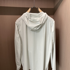 迪桑特男士轻量防晒连帽外套|运动通勤双在线机能防晒衣专为春夏出行打造的多功能防晒外套,将专业运动面料与简 迪桑特男士轻量防晒连帽外套|运动通勤双在线机能防晒衣专为春夏出行打造的多功能防晒外套,将专业运动面料与简