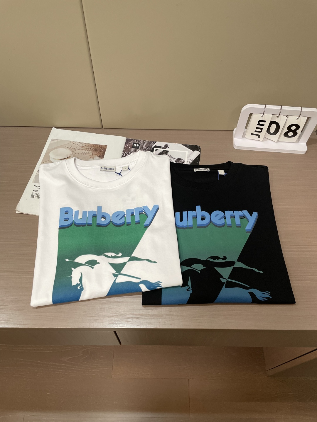 Burberry经典骑士印花短袖｜自带松弛质感撞色三角骑士标识打破基础款沉闷立体渐变字母辨识度拉满高支棉