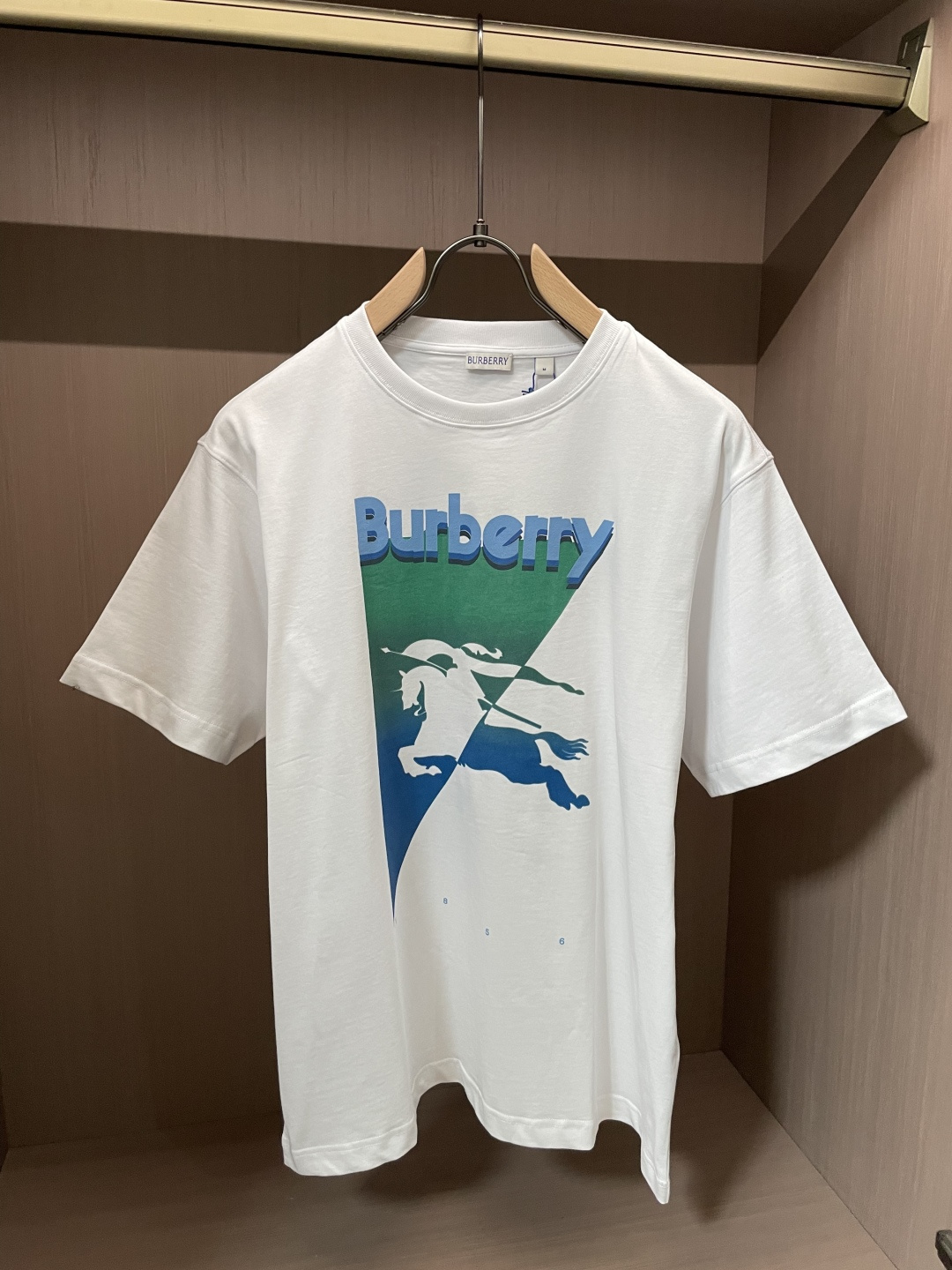 Burberry经典骑士印花短袖｜自带松弛质感撞色三角骑士标识打破基础款沉闷立体渐变字母辨识度拉满高支棉