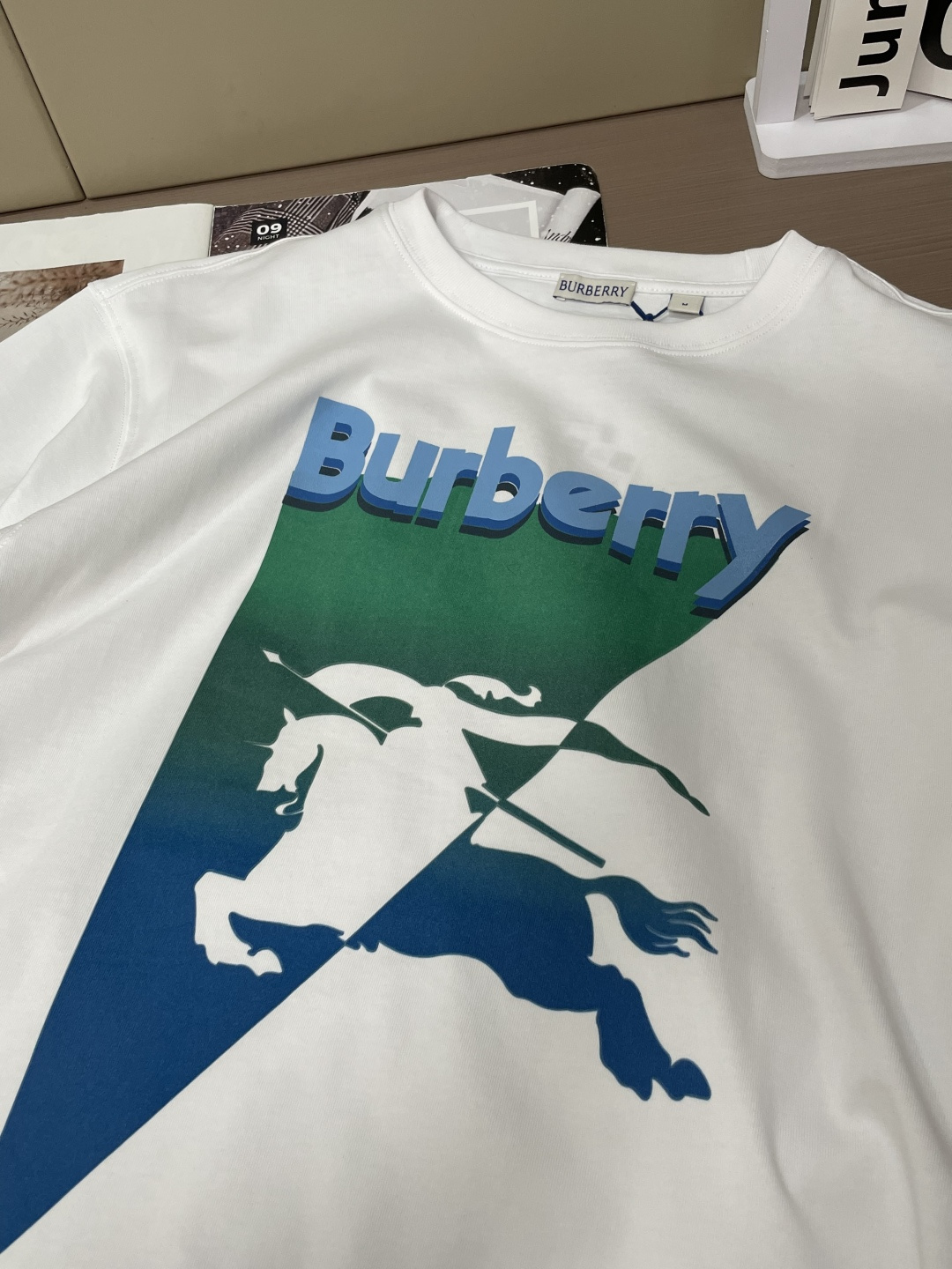 Burberry经典骑士印花短袖｜自带松弛质感撞色三角骑士标识打破基础款沉闷立体渐变字母辨识度拉满高支棉