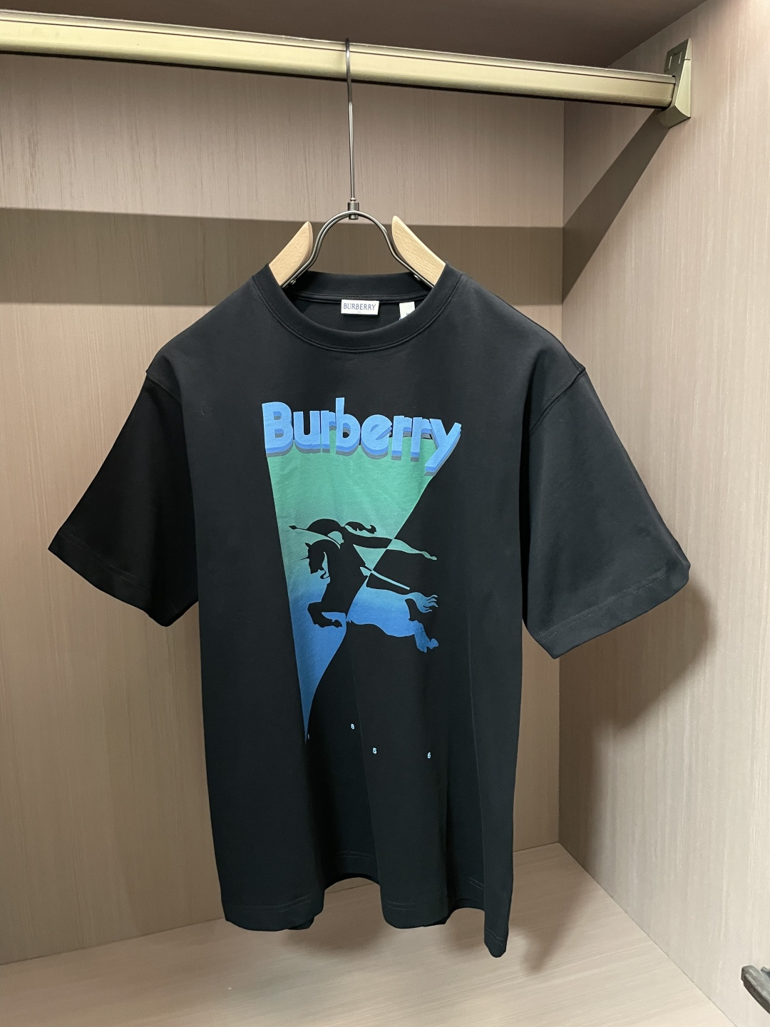 Burberry经典骑士印花短袖｜自带松弛质感撞色三角骑士标识打破基础款沉闷立体渐变字母辨识度拉满高支棉