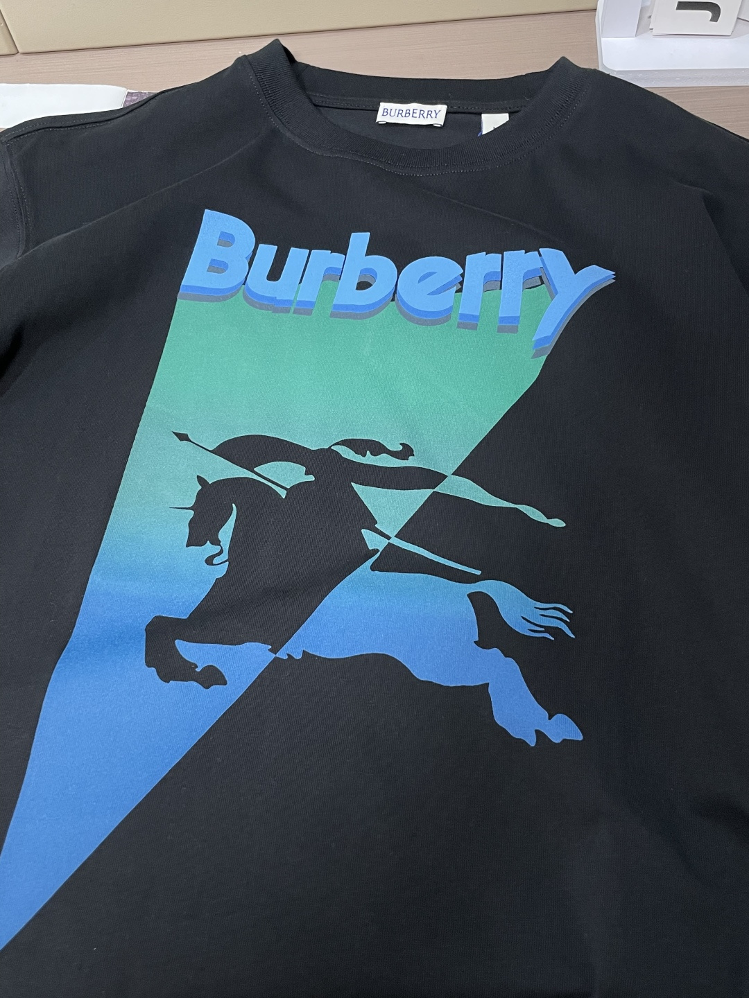 Burberry经典骑士印花短袖｜自带松弛质感撞色三角骑士标识打破基础款沉闷立体渐变字母辨识度拉满高支棉