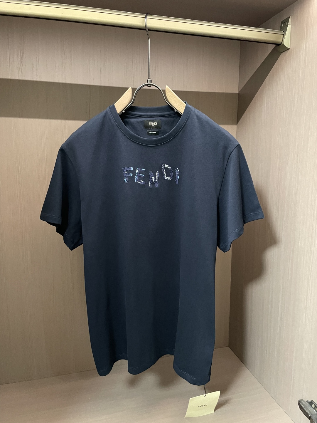 FENDI渐变珠片字母短袖｜低调显贵日常T胸口手工质感珠片拼接品牌logo，细碎光泽低调不浮夸不挑肤色的