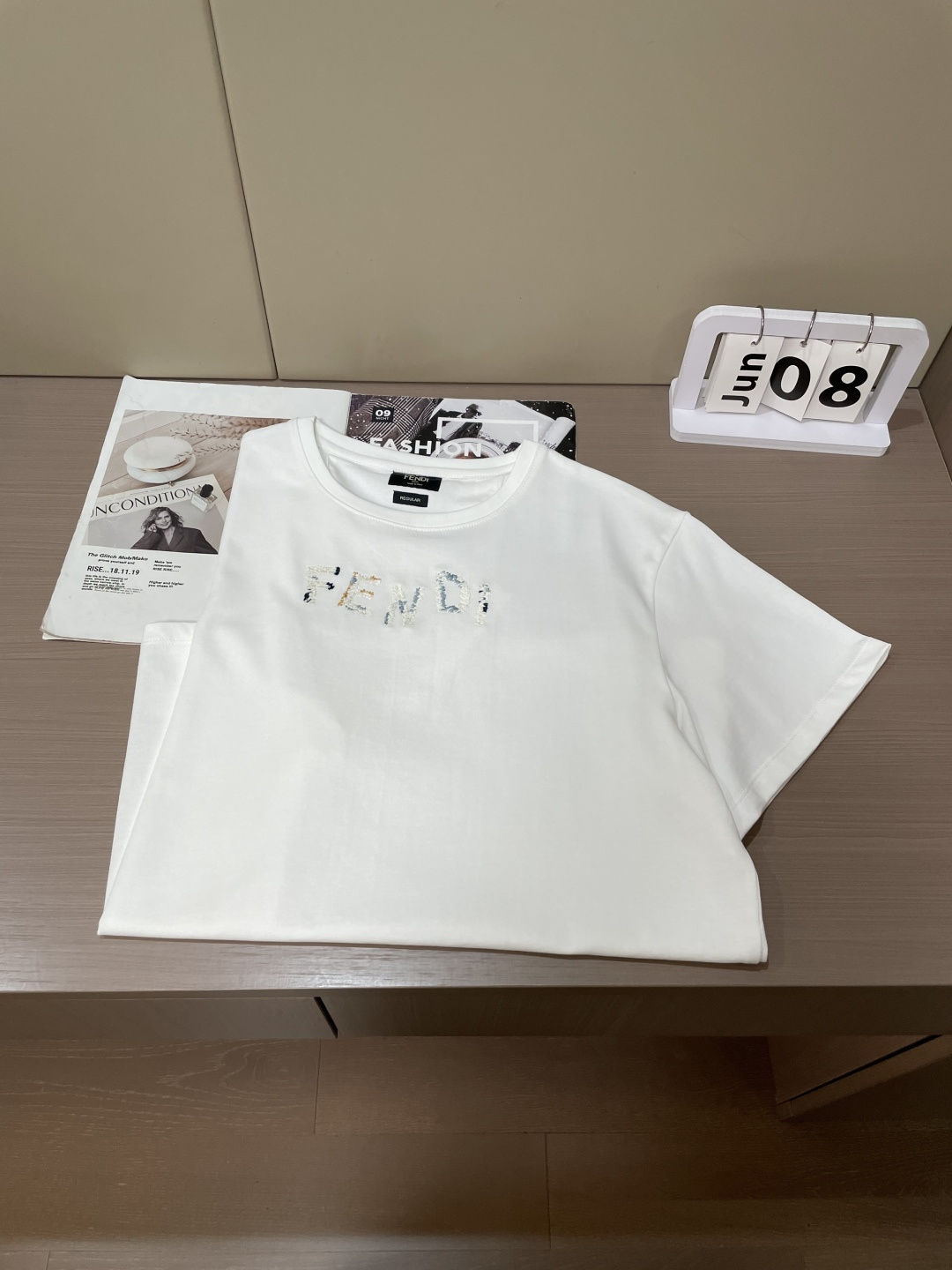 FENDI渐变珠片字母短袖｜低调显贵日常T胸口手工质感珠片拼接品牌logo，细碎光泽低调不浮夸不挑肤色的