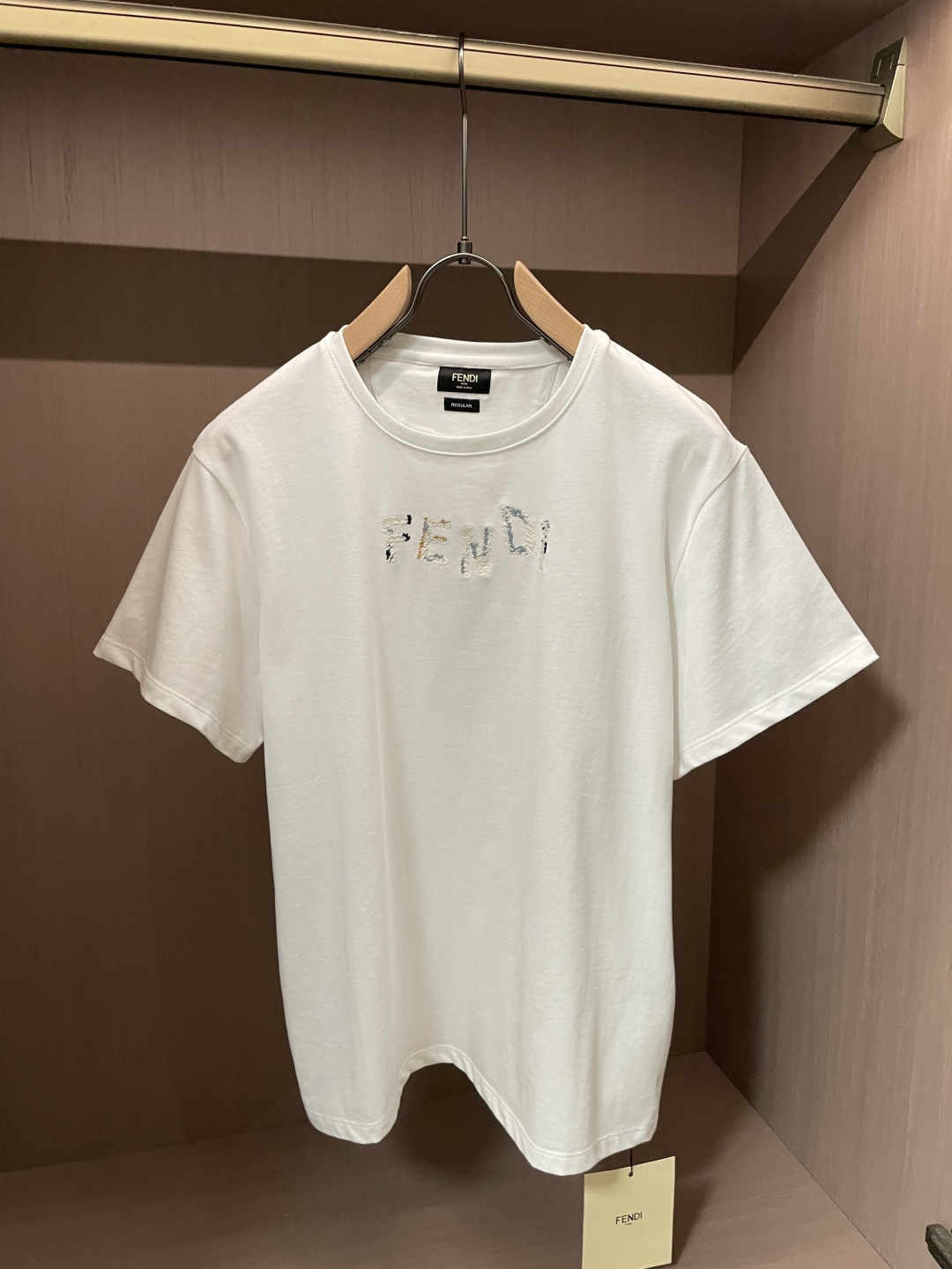 FENDI渐变珠片字母短袖｜低调显贵日常T胸口手工质感珠片拼接品牌logo，细碎光泽低调不浮夸不挑肤色的