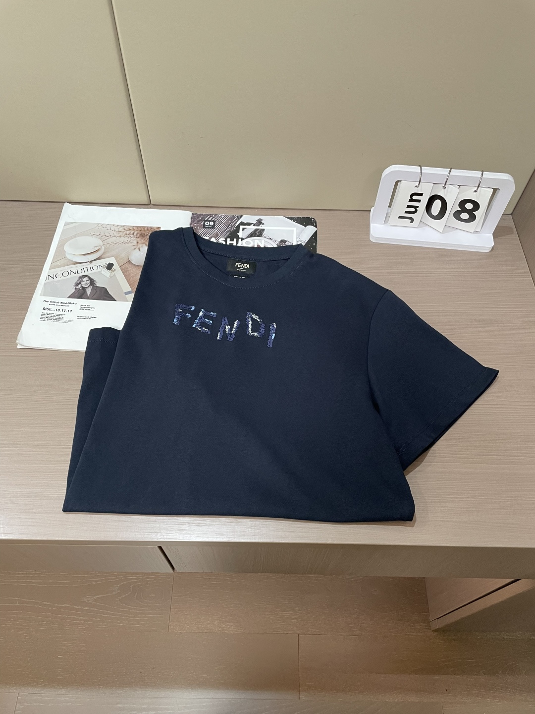 FENDI渐变珠片字母短袖｜低调显贵日常T胸口手工质感珠片拼接品牌logo，细碎光泽低调不浮夸不挑肤色的