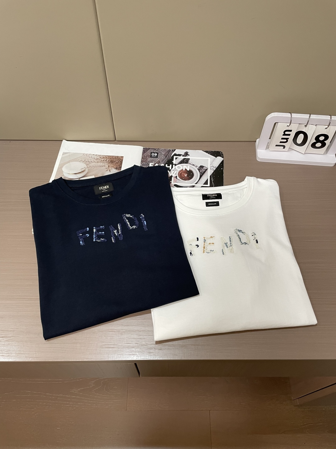 FENDI渐变珠片字母短袖｜低调显贵日常T胸口手工质感珠片拼接品牌logo，细碎光泽低调不浮夸不挑肤色的