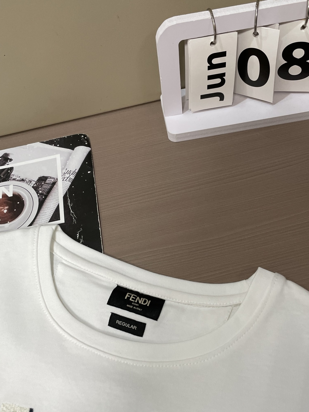FENDI渐变珠片字母短袖｜低调显贵日常T胸口手工质感珠片拼接品牌logo，细碎光泽低调不浮夸不挑肤色的