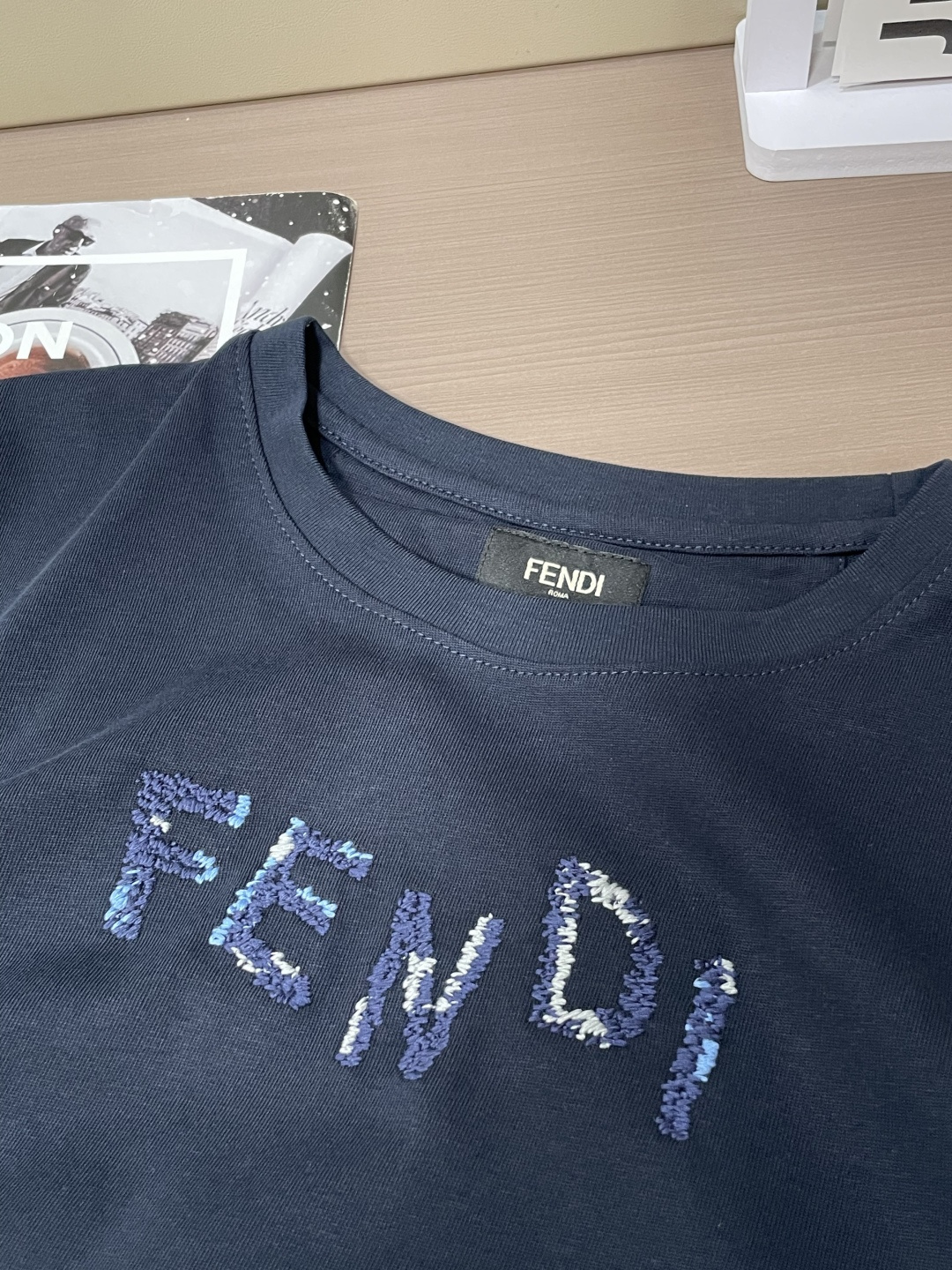 FENDI渐变珠片字母短袖｜低调显贵日常T胸口手工质感珠片拼接品牌logo，细碎光泽低调不浮夸不挑肤色的