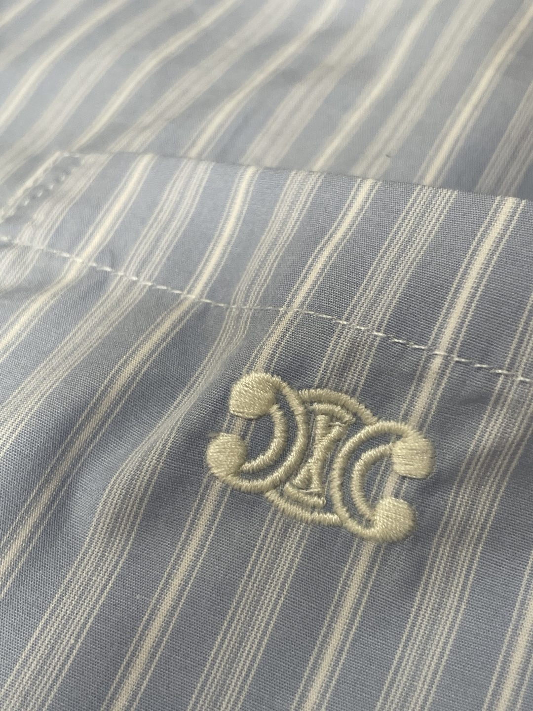 Celine法式古巴领条纹短袖衬衫自带法式慵懒感的海盐蓝细条纹衬衣，一眼沦陷的清爽色调，完美适配春夏所有