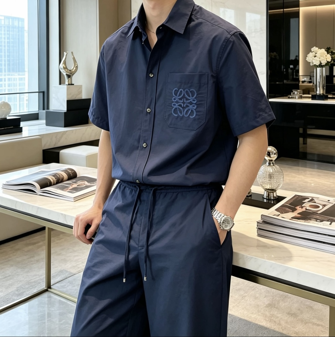 LOEWE藏青同色系休闲套装｜低调高级松弛感短袖衬衫+阔腿长裤成套搭配，统一深海蓝质感满分口袋同色Ana