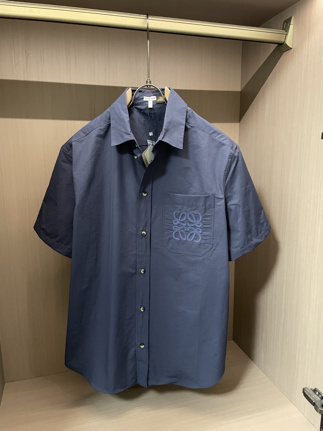 LOEWE藏青同色系休闲套装｜低调高级松弛感短袖衬衫+阔腿长裤成套搭配，统一深海蓝质感满分口袋同色Ana