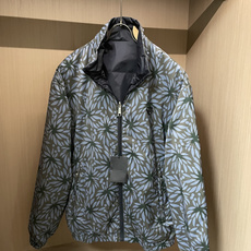 PRADA双面可穿立领尼龙夹克,解锁两种穿搭格调春夏出行刚需双面外套,正反两种截然不同风格,轻松切换休闲 PRADA双面可穿立领尼龙夹克,解锁两种穿搭格调春夏出行刚需双面外套,正反两种截然不同风格,轻松切换休闲