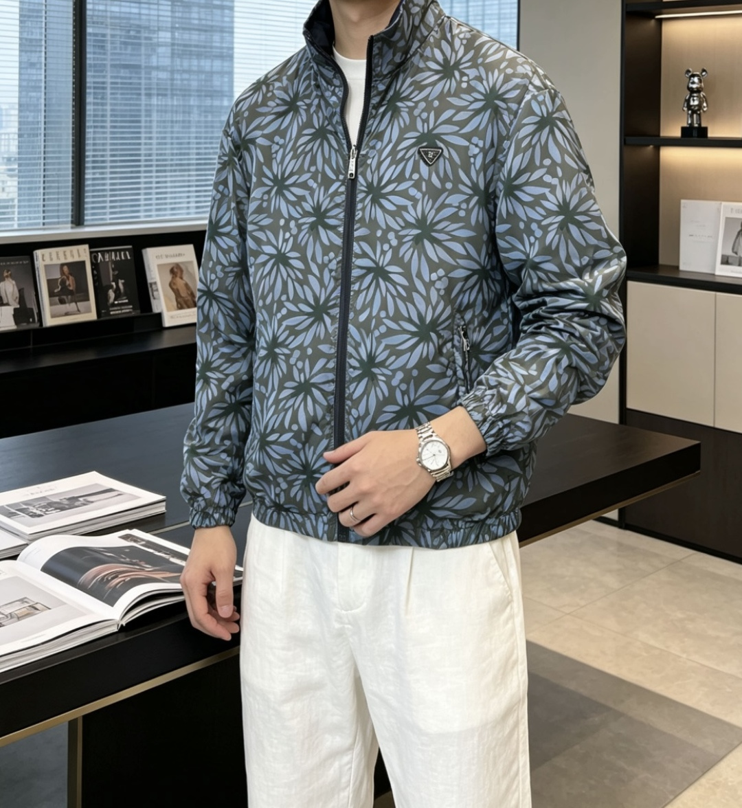 PRADA双面可穿立领尼龙夹克，解锁两种穿搭格调春夏出行刚需双面外套，正反两种截然不同风格，轻松切换休闲
