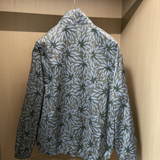 PRADA双面可穿立领尼龙夹克,解锁两种穿搭格调春夏出行刚需双面外套,正反两种截然不同风格,轻松切换休闲 PRADA双面可穿立领尼龙夹克,解锁两种穿搭格调春夏出行刚需双面外套,正反两种截然不同风格,轻松切换休闲