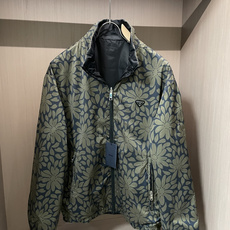 PRADA双面可穿花卉夹克,一件解锁两种穿搭氛围春夏封神多功能双面外套,正反两种风格自由切换,一件抵两件 PRADA双面可穿花卉夹克,一件解锁两种穿搭氛围春夏封神多功能双面外套,正反两种风格自由切换,一件抵两件