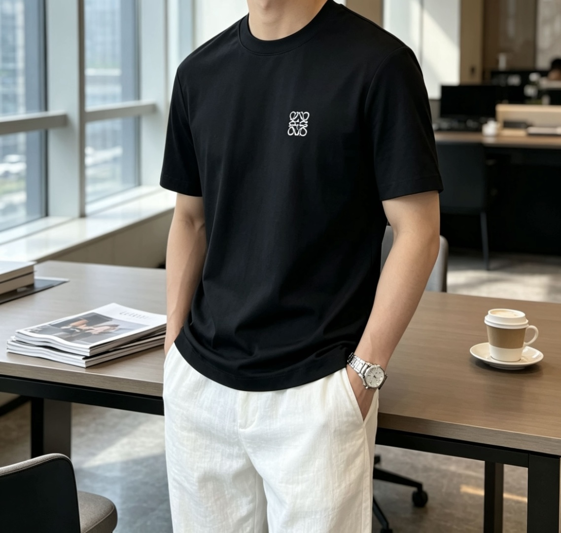 LOEWE刺绣纯色短袖｜低调老钱风基础T甄选高支长绒棉面料，手感细腻顺滑，自带垂坠柔光，上身清爽透气，夏