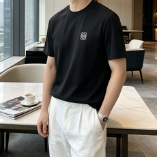 LOEWE刺绣纯色短袖|低调老钱风基础T甄选高支长绒棉面料,手感细腻顺滑,自带垂坠柔光,上身清爽透气,夏 LOEWE刺绣纯色短袖|低调老钱风基础T甄选高支长绒棉面料,手感细腻顺滑,自带垂坠柔光,上身清爽透气,夏