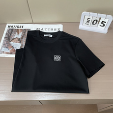 LOEWE刺绣纯色短袖|低调老钱风基础T甄选高支长绒棉面料,手感细腻顺滑,自带垂坠柔光,上身清爽透气,夏 LOEWE刺绣纯色短袖|低调老钱风基础T甄选高支长绒棉面料,手感细腻顺滑,自带垂坠柔光,上身清爽透气,夏