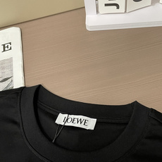 LOEWE刺绣纯色短袖|低调老钱风基础T甄选高支长绒棉面料,手感细腻顺滑,自带垂坠柔光,上身清爽透气,夏 LOEWE刺绣纯色短袖|低调老钱风基础T甄选高支长绒棉面料,手感细腻顺滑,自带垂坠柔光,上身清爽透气,夏