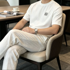 LOEWE刺绣纯色短袖|低调老钱风基础T甄选高支长绒棉面料,手感细腻顺滑,自带垂坠柔光,上身清爽透气,夏 LOEWE刺绣纯色短袖|低调老钱风基础T甄选高支长绒棉面料,手感细腻顺滑,自带垂坠柔光,上身清爽透气,夏