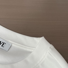 LOEWE刺绣纯色短袖|低调老钱风基础T甄选高支长绒棉面料,手感细腻顺滑,自带垂坠柔光,上身清爽透气,夏 LOEWE刺绣纯色短袖|低调老钱风基础T甄选高支长绒棉面料,手感细腻顺滑,自带垂坠柔光,上身清爽透气,夏