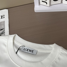 LOEWE刺绣纯色短袖|低调老钱风基础T甄选高支长绒棉面料,手感细腻顺滑,自带垂坠柔光,上身清爽透气,夏 LOEWE刺绣纯色短袖|低调老钱风基础T甄选高支长绒棉面料,手感细腻顺滑,自带垂坠柔光,上身清爽透气,夏