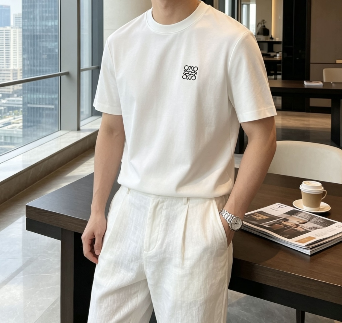 LOEWE刺绣纯色短袖｜低调老钱风基础T甄选高支长绒棉面料，手感细腻顺滑，自带垂坠柔光，上身清爽透气，夏