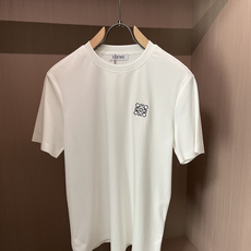 LOEWE刺绣纯色短袖|低调老钱风基础T甄选高支长绒棉面料,手感细腻顺滑,自带垂坠柔光,上身清爽透气,夏 LOEWE刺绣纯色短袖|低调老钱风基础T甄选高支长绒棉面料,手感细腻顺滑,自带垂坠柔光,上身清爽透气,夏