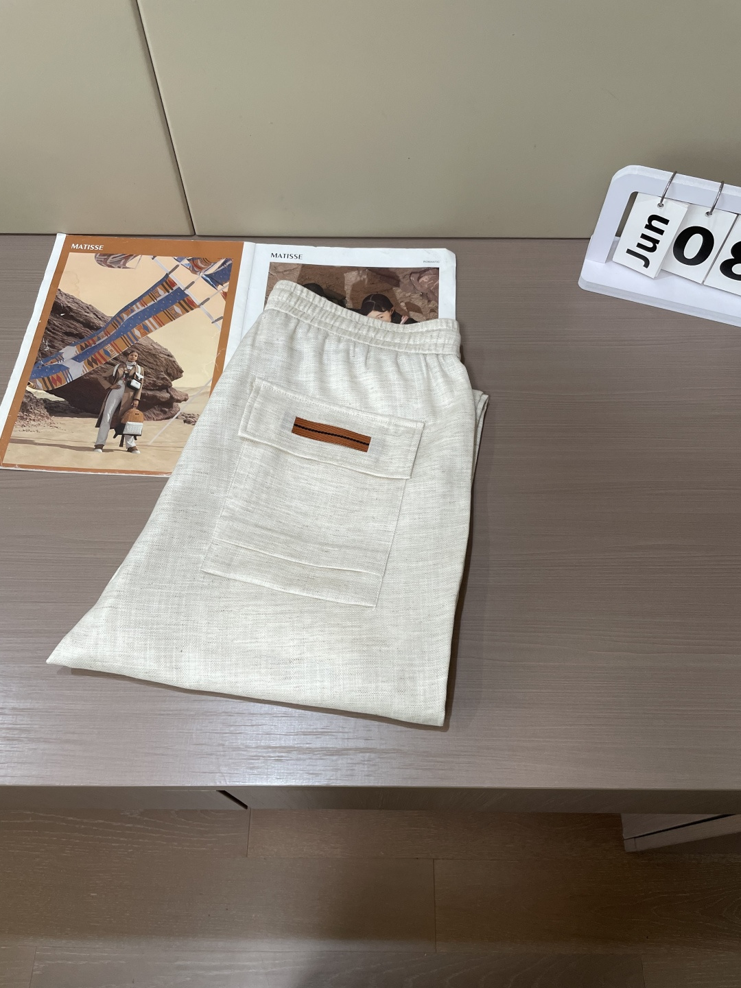 EZ26SS春夏新款轻薄天丝亚麻混纺人字纹抽绳休闲裤，男士经典双色织带翻盖后口袋老钱风时尚百搭休闲长裤！