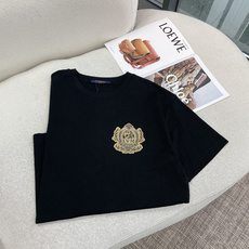 Lv 低调黑调自带暗纹肌理,上身质感直接拉满胸前精致金色徽章刺绣,立体重工工艺显贵不浮夸圆领剪裁利落不挑 Lv 低调黑调自带暗纹肌理,上身质感直接拉满胸前精致金色徽章刺绣,立体重工工艺显贵不浮夸圆领剪裁利落不挑