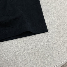 Lv 低调黑调自带暗纹肌理,上身质感直接拉满胸前精致金色徽章刺绣,立体重工工艺显贵不浮夸圆领剪裁利落不挑 Lv 低调黑调自带暗纹肌理,上身质感直接拉满胸前精致金色徽章刺绣,立体重工工艺显贵不浮夸圆领剪裁利落不挑