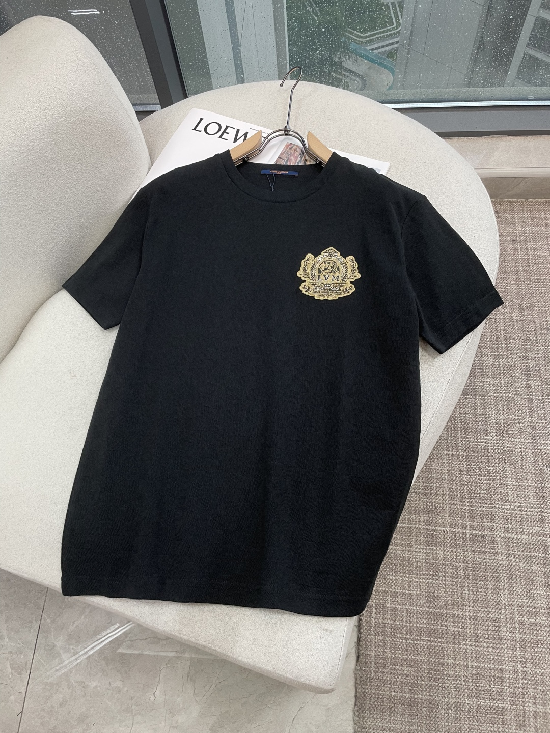 Lv 低调黑调自带暗纹肌理，上身质感直接拉满胸前精致金色徽章刺绣，立体重工工艺显贵不浮夸圆领剪裁利落不挑