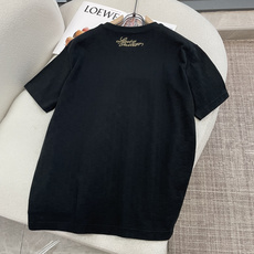 Lv 低调黑调自带暗纹肌理,上身质感直接拉满胸前精致金色徽章刺绣,立体重工工艺显贵不浮夸圆领剪裁利落不挑 Lv 低调黑调自带暗纹肌理,上身质感直接拉满胸前精致金色徽章刺绣,立体重工工艺显贵不浮夸圆领剪裁利落不挑